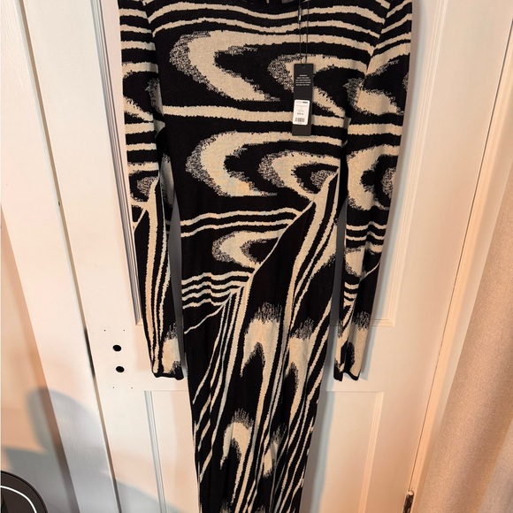 Fashion Nova Black & Cream Long Sleeve Patterned Maxi Dress - Picture 2 of 3